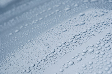 車の塗装にはじかれた水滴　ワックス　雨