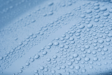 車の塗装にはじかれた水滴　ワックス　雨