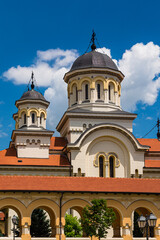 Fototapeta na wymiar ルーマニア　トランシルヴァニア地方にある要塞都市アルバ・ユリアの要塞内のルーマニア正教会聖堂とアーケード