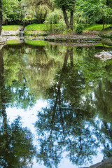 ルーマニア　トランシルヴァニア地方にあるドラキュラ城のモデルになったブラン城敷地内にある公園の池