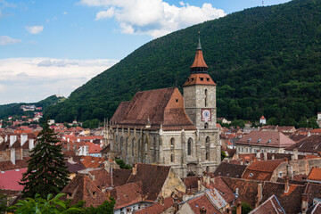 Obraz premium ルーマニア トランシルヴァニア地方のブラショフの黒の塔から見える旧市街の街並みと黒の教会とトゥンパ山 