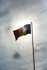 太陽の日を浴びたルーマニア国旗