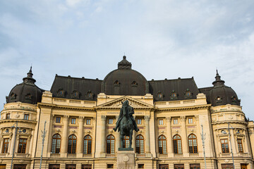 Fototapeta na wymiar ルーマニア　ブカレストの大学中央図書館とカロル1世の騎馬像