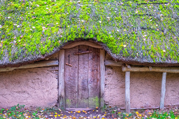 Fototapeta na wymiar Old Longhouse in clay and logs with a thatched roof