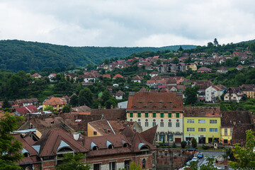 Fototapeta na wymiar ルーマニア　トランシルヴァニア地方のシギショアラの歴史地区から見える丘の上の街並み