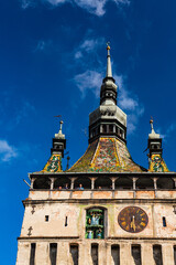 Fototapeta premium ルーマニア トランシルヴァニア地方のシギショアラの歴史地区にある街のシンボルの時計塔