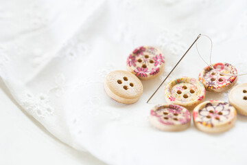 裁縫　手芸　ボタン付けのイメージ素材