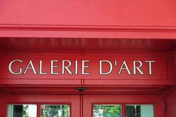 Obraz premium Galerie d'Art. Enseigne lettrage blanc sue façade rouge.