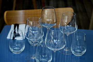 Verres à vin transparents sur la table d'un restaurant.