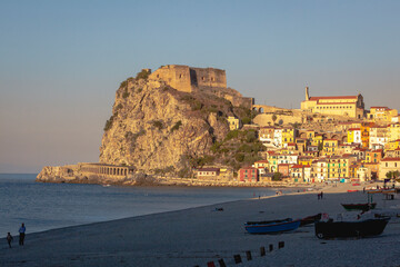 Scilla, Reggio Calabria. Spiaggia di Marina Grande con Castello Ruffo sulla cima della scogliera.