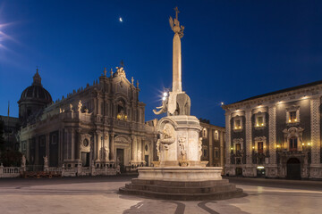 Catania. Piazza del Duomo di notte con statua in pietra lavica raffigurante un elefante, sormontata da un obelisco posta al centro di una fontana in marmo. - obrazy, fototapety, plakaty