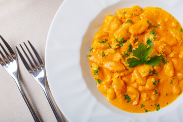 Gnocchi con gamberi e curry serviti in un ristorante