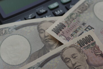 お金（一万円札）と電卓