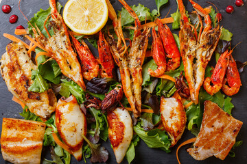 Grigliata di pesce con calamari, tonno, scampi, gamberi, pesce spada e pescato del giorno