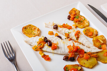 Filetto di orata al forno con patate, pomodori e olive
