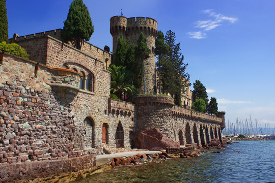 Vu sur le chateau de Mandelieu La Napoule situ&eacute; en bordure de la mer m&eacute;dit&eacute;rann&eacute;e dans les Alpes Maritimes. &Eacute;difi&eacute; au XIVe si&egrave;cle par les comtes de Villeneuve sur la route du bord de mer, le ch&acirc;teau e