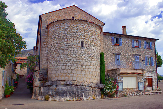 Vieille maison situ&eacute;e dans le village de Gourdin dans les Alpes Maritimes. 
Le village de Gourdon est perch&eacute; sur un pic vertigineux de 760 m et surplombe la vall&eacute;e du Loup. Cet emplacement lui a valu 