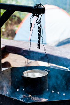 water is bouling in the kittlen on the camp