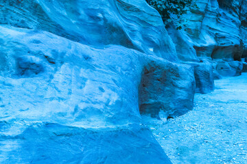 Medium blue rocks with a winding turn.