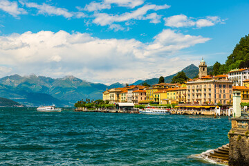 Obraz premium Il paese di Bellagio, su lago di Como, in un giorno d'estate.