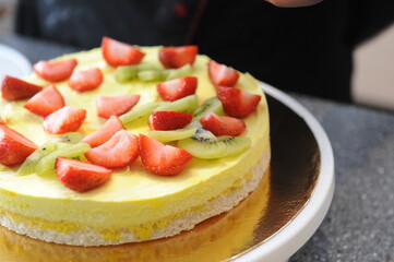 The master decorates a fruit cake