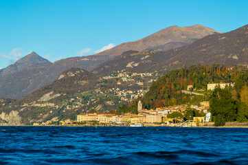 Il paese di Bellagio, su lago di Como, in un giorno d'estate.
