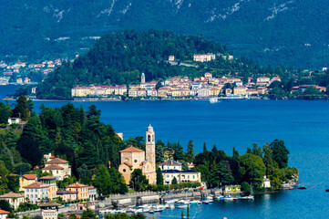Il paese di Bellagio, su lago di Como, in un giorno d'estate.