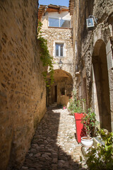 Ruelle étroite du vieux village médiéval de saint-Montan en Ardèche