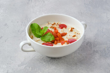 Oatmeal with almonds and dried apricots