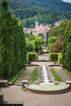Park mit der Wasserinstallation Paradies, eine öffentliche Parkanlage in Baden-Baden, mit Blick auf den Schwarzwald an einem Sommertag