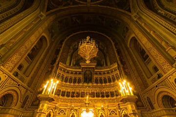 Fototapeta premium ルーマニア トランシルヴァニア地方のティミショアラの三成聖者大聖堂の聖堂内