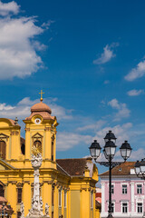 ルーマニア　トランシルヴァニア地方のティミショアラの旧市街にある統一広場に建つセントジョージ大聖堂と聖三位一体の像　St. George's Cathedral
