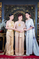 Obraz premium beautiful mother and pretty two daughters in Thai dress