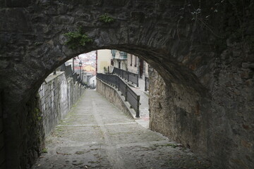 Fototapeta na wymiar Old stone bridge in the old town of Bilbao