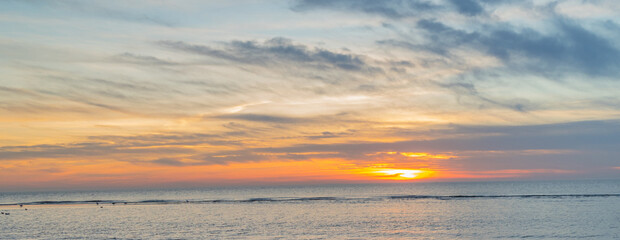 Naklejka na ściany i meble Panorama Sonnenuntergang über Meer
