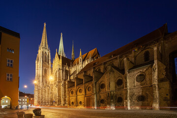 Domplatz mit Dom St. Peter und st Ulrich Regensburg zur blauen Stunde