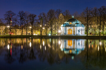 Fototapeta na wymiar Hubertusbrunnen in München zur blauen Stunde