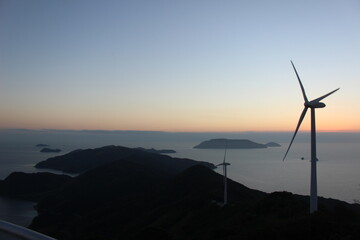 山口県上関町風力発電所の風車と夕日と海