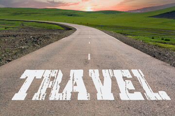 Obraz premium Travel written on rural road