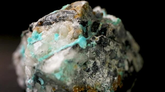 A mineral with spinning light : Turquoise