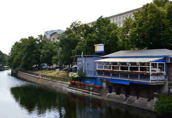 Fototapeta na wymiar Panorama am Landwehrkanal im Stadtteil Kreuzberg, Berlin