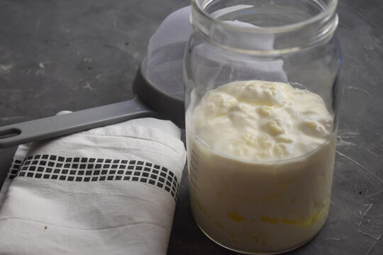 K&eacute;fir fermentado, listo para colar. 