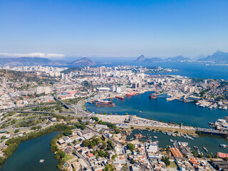 Naklejka premium Imágem aérea da ponte Rio Niterói com o pedágio, entroncamento do transito, zona portuária e estaleiros. Na divisa da cidade de Niterói e São Gonçalo, no estado do Rio de Janeiro Brasil.