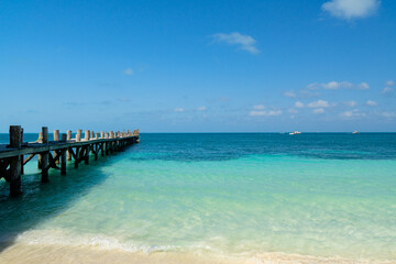 Fototapeta na wymiar Beach and pier in Cancun, Mexico