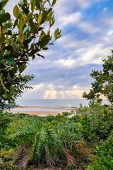 Aldeia de Caraíva em Porto Seguro, no sul da Bahia. Paraíso tropical com barcos e guarda-chuvas no pôr do sol tropical do Brasil.