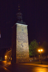 Fototapeta na wymiar Magdeburger Turm in Köthen, Nacht, Licht, Straßen Beleuchtung, Sachsen Anhalt, Deutschland