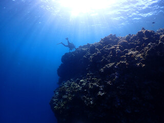 神秘的な青の美ら海／沖縄・黒島（竹富町）
