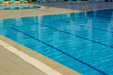 Fototapeta na wymiar blue swimming pool in a resort in antalya, turkey 