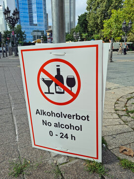 schild alkoholverbot an einem &ouml;ffentlichen platz auf grund der pandemie