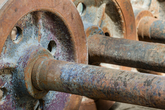 Ruedas de ferrocarril de trocha angosta en los talleres de la Trochita en El Maiten, Chubut, Patagonia Argentina.